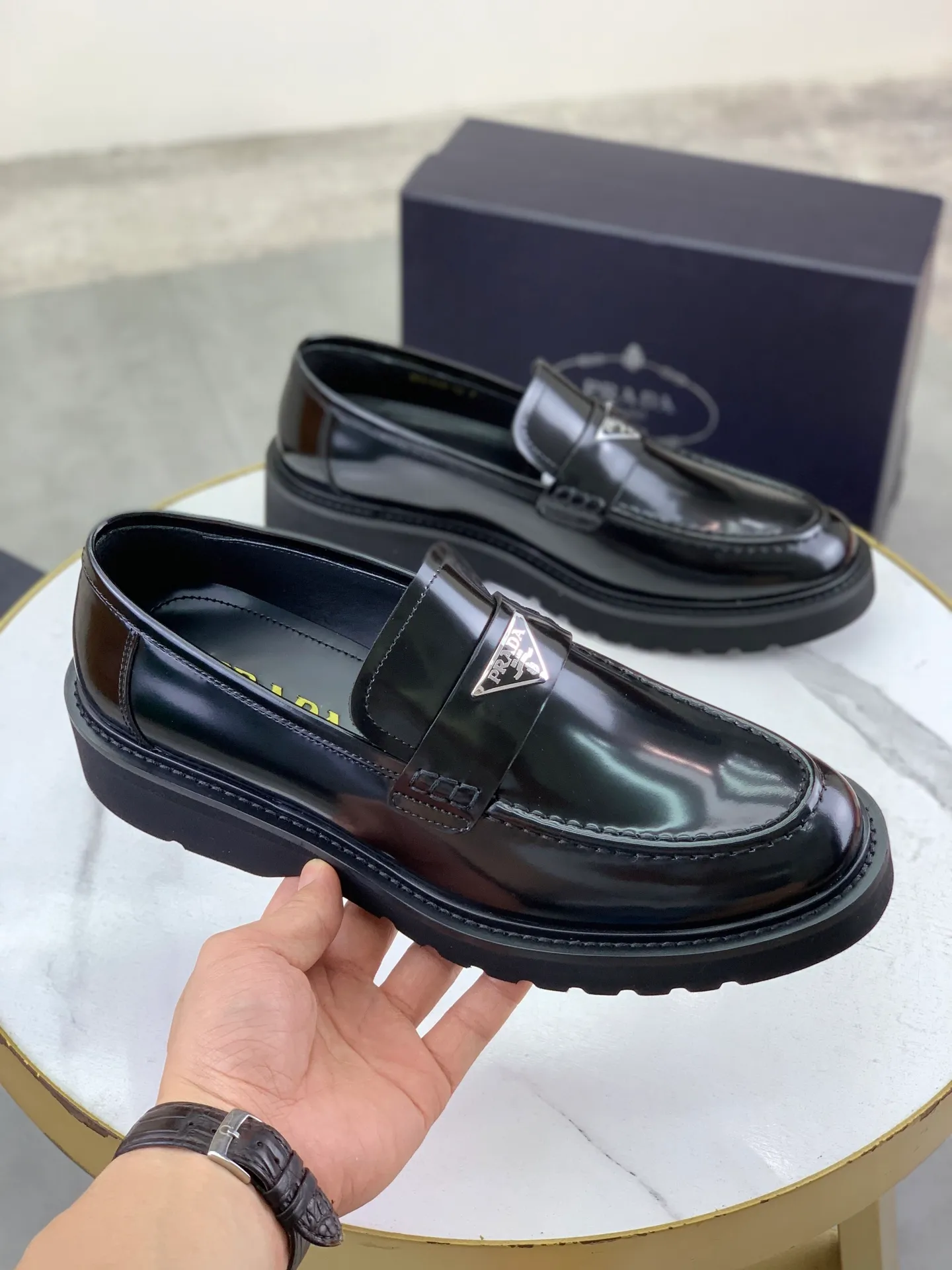 Factory price P880💰Original quality, top version🔱 ＰＲＡＤＡPrada. Men’s business casual leather shoes, top quality products. 1:1 shipment⬆️Luxurious and noble👞All imported original color-brushed edge beads, just to create a more comfortable wearing experience. Upper: Original comfortable open-edge bead rubbed color calfskin➕Top imported water-dyed full cow lining, original high-end lightweight and comfortable TPU foam combination bottom✔️Code number: 39-44 (38 45) 46 47 can be customized)
